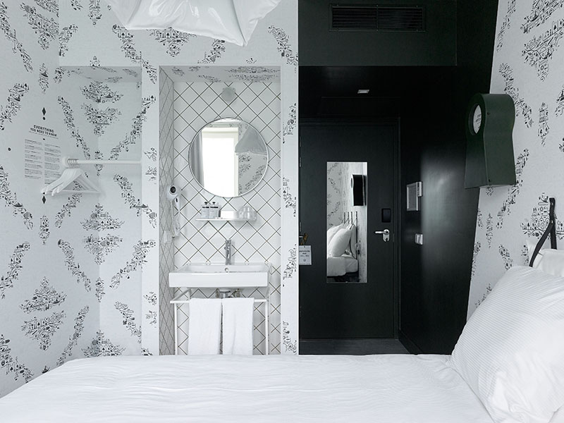 Lichte kamer met tweepersoonsbed en uitzicht op de wastafel | Kaboom Hotel