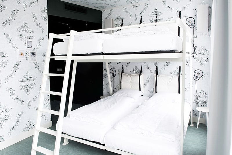 Etagenbett mit vier Betten in hellem Raum | Kaboom-Hotel