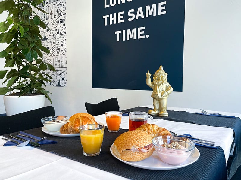Tabelle mit abwechslungsreichem Frühstück | Kaboom-Hotel