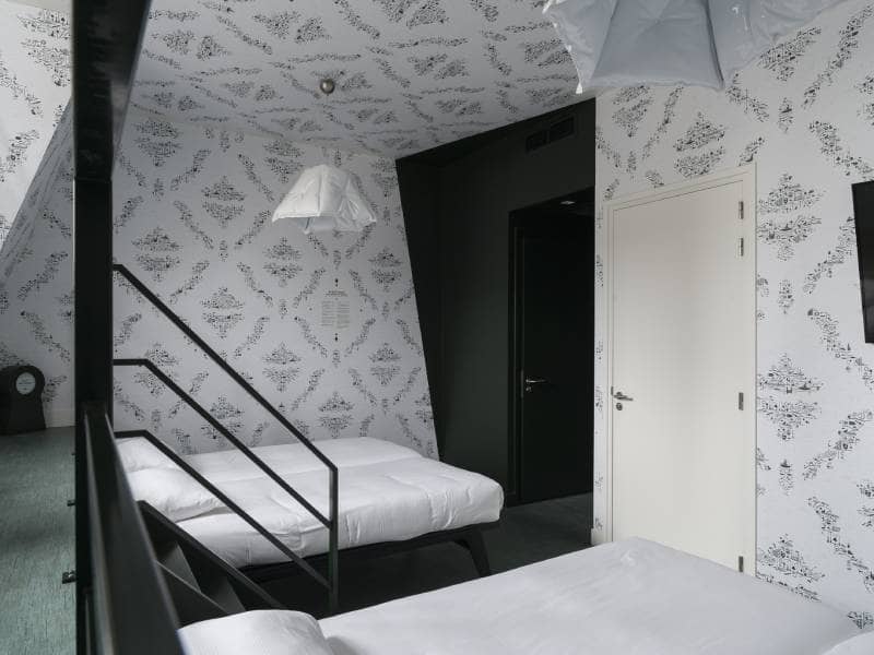 Helles Zimmer mit zwei Doppelbetten und Mansarde mit Treppe | Kaboom-Hotel