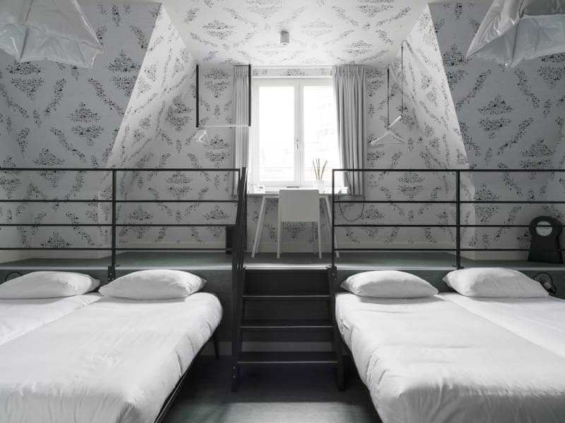 Helles Zimmer mit zwei Doppelbetten und Mansarde mit Treppe | Kaboom-Hotel