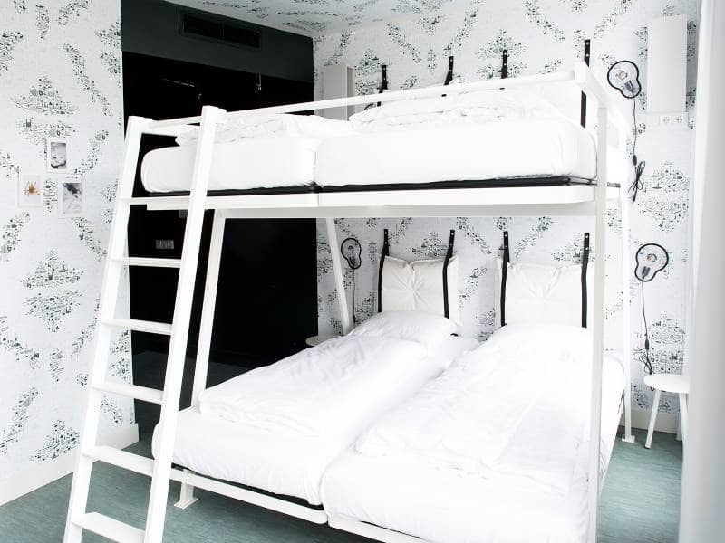 Stapelbed met vier bedden in lichte kamer | Kaboom Hotel