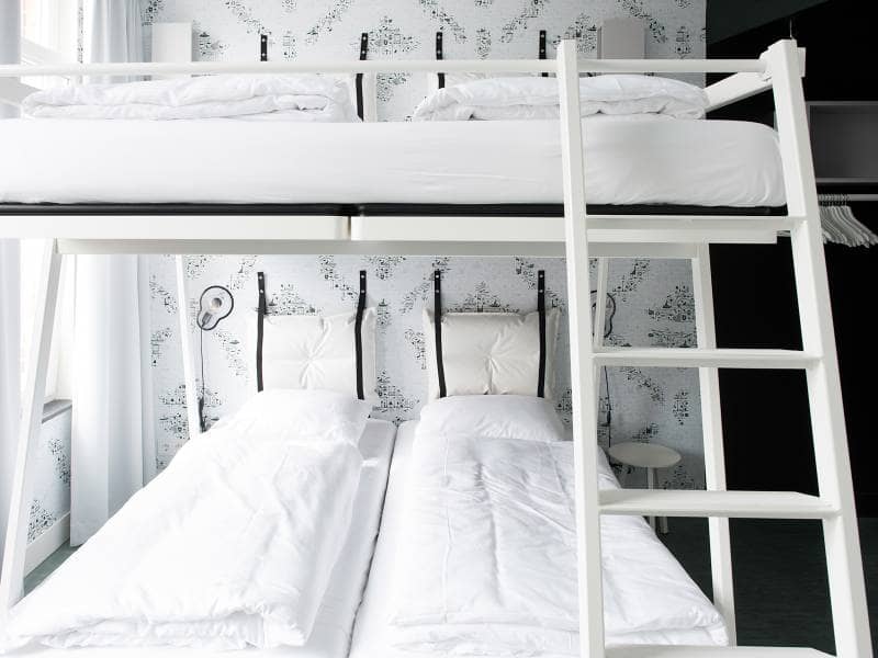 Stapelbed met vier bedden in lichte kamer | Kaboom Hotel