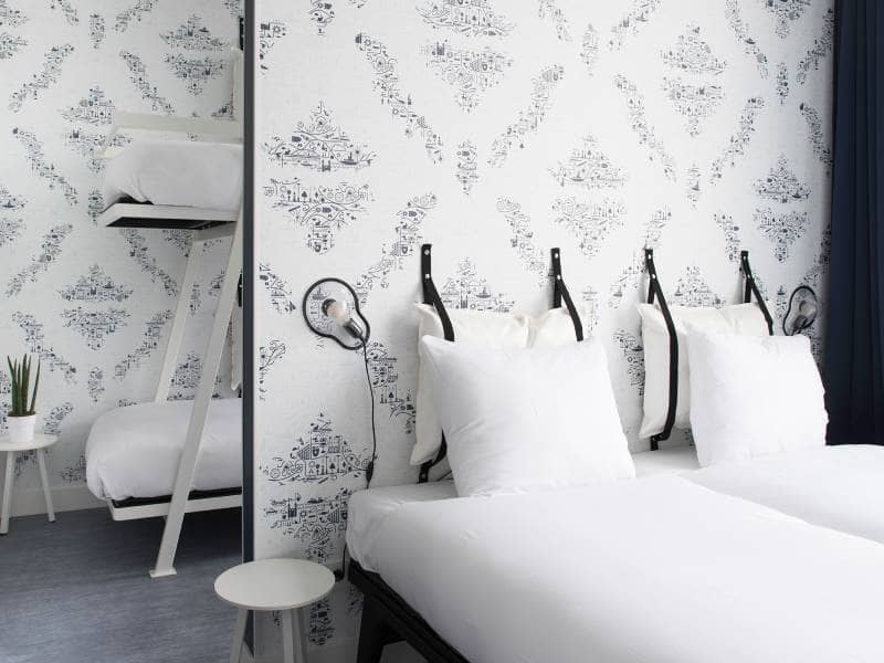 Split kamer met stapelbed aan de ene kant en tweepersoonsbed aan de andere kant | Kaboom Hotel