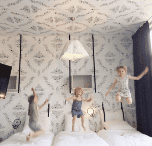 Kinderen springen op bedden in hotel kamer Maastricht | Kaboom Hotel