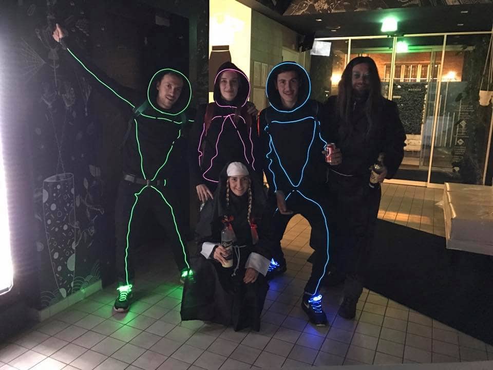 Groep van vijf personen met lichtgevend kostuum | Kaboom Hotel
