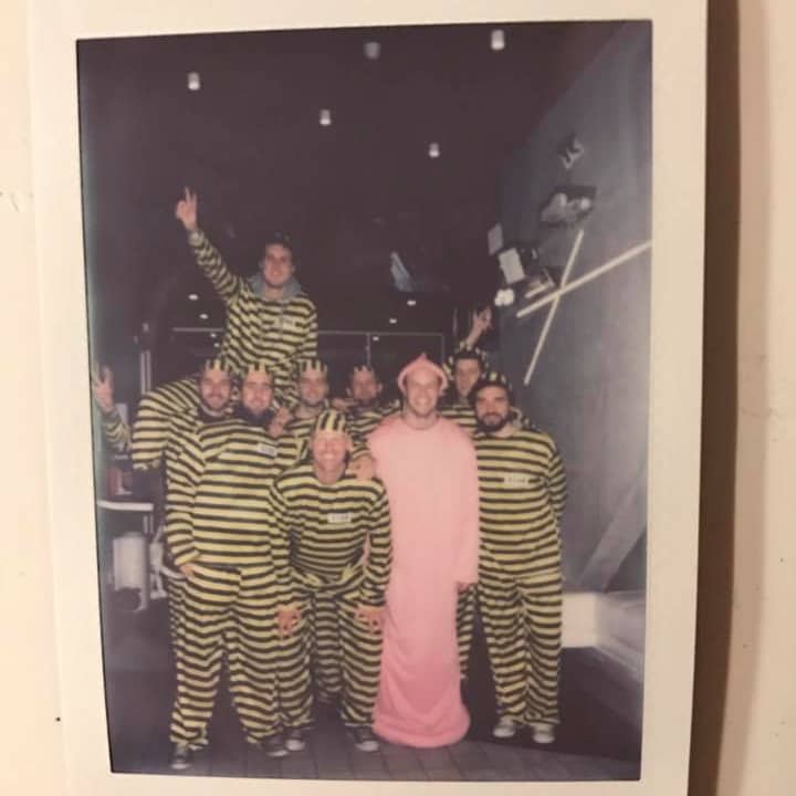 Vintage uitziende foto van een groep vrienden verkleed als gevangenen | Kaboom Hotel