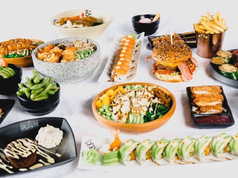 Auswahl an Sushi-Gerichten, Burgern, Desserts und Pommes | Kaboom-Hotel