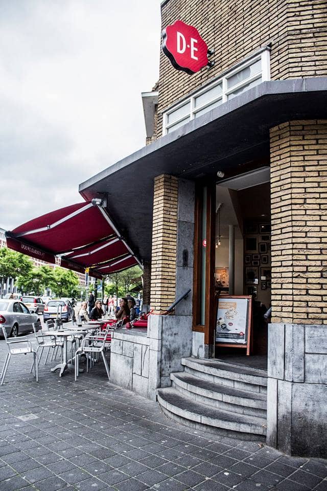 Buitenkant van Douwe Egberts café in Maastricht overdag | Kaboom Hotel